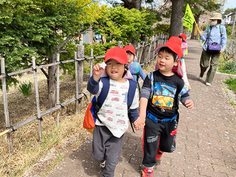 全園児でおさんぽ02